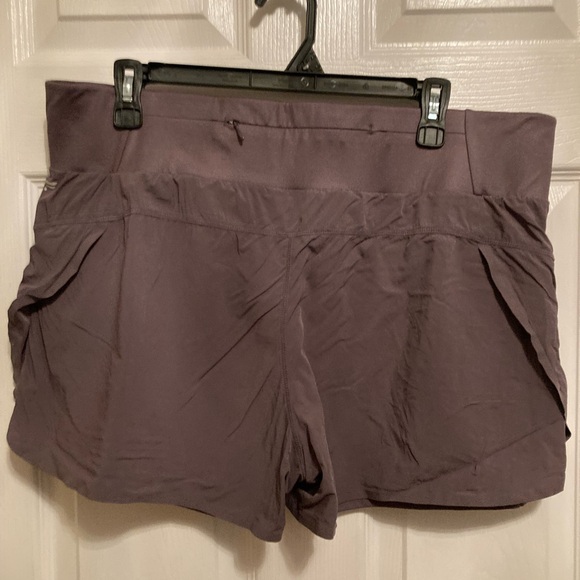 Fabletics Flowy Shorts XXL Short Liner Zip Pocket Plum - Picture 2 of 4
